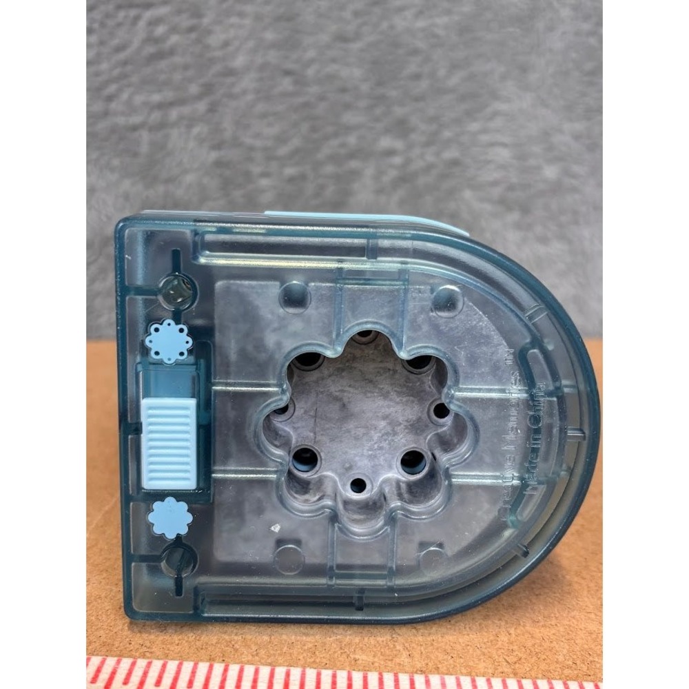 Creative Memories Scallop Circle Paper Punch Blue Scrapbooking Craft Tool
